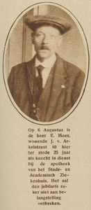 871356 Portret van E. Moes (Jan van Arkelstraat 10) te Utrecht, die 25 jaar knecht is in de apotheek van het Stads- en ...